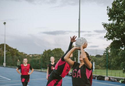 players playing netball